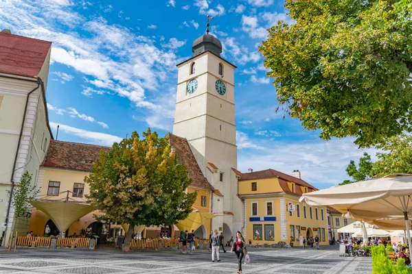 SIBIU, ROMANIA - 18 de julio de 2018: La torre del consejo de Sibiu en un soleado día de verano con un cielo azul en Sibiu, Rumania — Foto de Stock