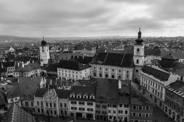 Sibiu Tour du Conseil et Sainte Trinité Église catholique romaine vue de l'Église évangélique . — Photo