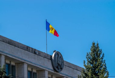 Moldova dalgalanan bayrak üzerine hükümet binasını Kişinev, Moldovya