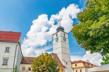 Sibiu'nın Konsey kule Sibiu, Romanya mavi gökyüzü gün güneşli yaz