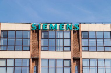 Sibiu, Romanya - 27 Ocak 2018: Sibiu, Romanya bina ve bir fabrika Siemens şirketinin bir logo