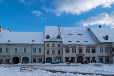 Sibiu, Romanya - 18 Ocak 2018: Sibiu, Romanya karla kaplı geleneksel Ortaçağ evleri