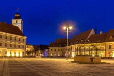 Sibiu, Romanya - 17 Mart 2018: Büyük kare Sibiu Transilvanya bölgesinde, Romanya Konseyi kulesinde gece ile