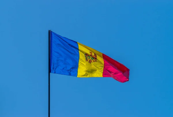 Bandeira da República da Moldávia acenando ao vento — Fotografia de Stock