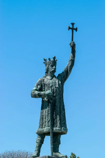 摩尔多瓦共和国基希纳乌的史蒂芬大雕像。从 1457年到1504年, 莫尔达维亚的 Voivode (或王子) — 图库照片