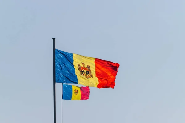 Bandeiras da República da Moldávia acenando ao vento — Fotografia de Stock