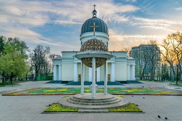 A Catedral Metropolitana Natividade do Senhor, a principal catedral da Igreja Ortodoxa Moldávia em Chisinau Central, Moldávia . — Fotografia de Stock