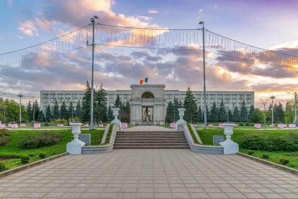 Der Triumphbogen in chisinau, Republik Moldau — Stockfoto