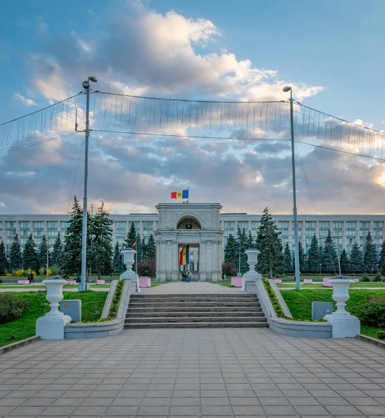 Chisinau, Moldawien - 19. April 2018: der Triumphbogen in chisinau, Republik Moldawien — Stockfoto