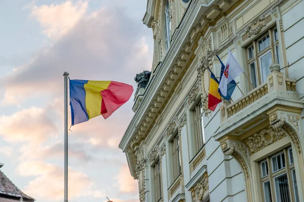 A Câmara Municipal de Sibiu e as bandeiras do país, da União Europeia e da própria cidade em Sibiu, Roménia — Fotografia de Stock
