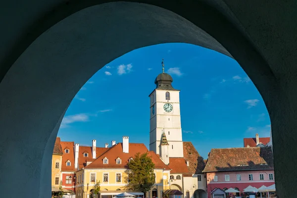 Vista sulla torre del consiglio di Sibiu in una giornata estiva soleggiata con un cielo blu a Sibiu, Romania — Foto Stock