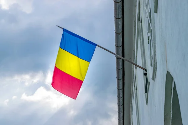 Bandeira romena numa casa em Sibiu, Roménia — Fotografia de Stock