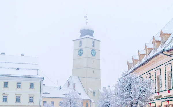 СИБИУ, Румыния - 17 января 2018 года: Башня Совета Сибиу в зимний день в Сибиу, Трансильвания, Румыния — стоковое фото
