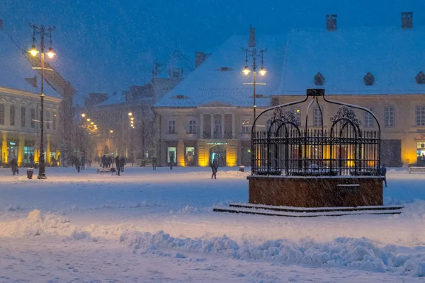 SIBIU, ROMÉNIA - 17 de janeiro de 2018: Uma noite de inverno na Praça Grande de Sibiu, Região da Transilvânia, Romênia — Fotografia de Stock