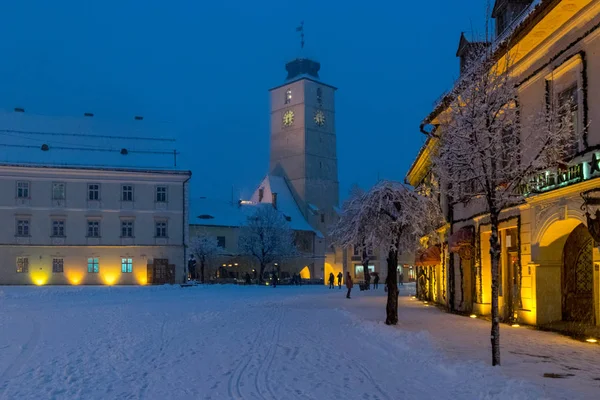 СИБИУ, Румыния - 17 января 2018 года: Башня Совета Сибиу зимним вечером на Большой площади, Сибиу, Трансильвания, Румыния — стоковое фото