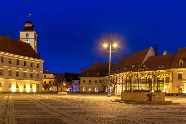 SIBIU, ROMANIA - March 17, 2018: The Big Square with the Council tower in Sibiu at night in Transylvania region, Romania — Stock Photo, Image