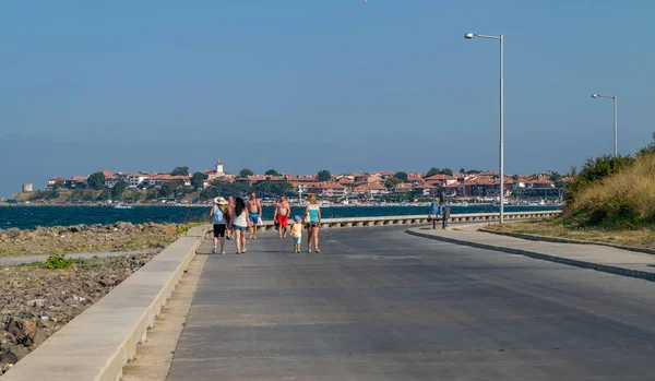 Nesebar, Bulharsko - 2 září 2018: Turistů chůzi Nesebar — Stock fotografie