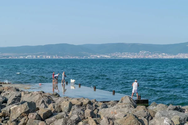Nessebar, Bulgaria - 2 set 2018: Persone che pescano a Nesebar ancie — Foto Stock