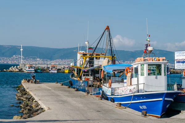 Nessebar, Bulgaria - 2 sep 2018: Barcos de pesca en el puerto Por —  Fotos de Stock