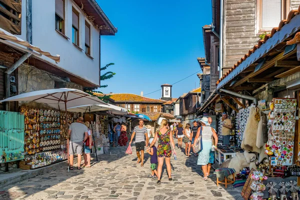 Nessebar, Bulgarije - 2 september 2018: Toeristen op de prachtige stree — Stockfoto