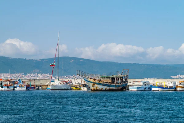Nessebar, Bulgária - 2 de setembro de 2018: Barcos de pesca no Harbor Por — Fotografia de Stock