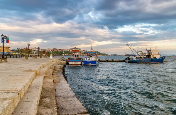 Nessebar, Bulgária - 6 szeptember 2018: Halászhajók: a kikötő Por — Stock Fotó