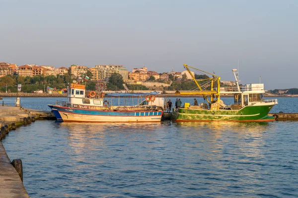 Nessebar, Bulgaria - 7 Sep 2018: Barcos de pesca en el puerto Por —  Fotos de Stock