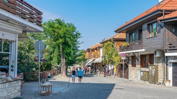 Nessebar, Bulgária - 7 de setembro de 2018: Turistas na bela árvore — Fotografia de Stock