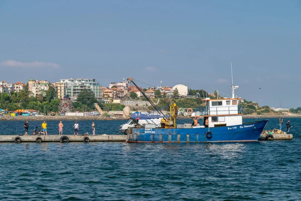 Nessebar, Bulgaria - 7 Sep 2018: Barcos de pesca en el puerto Por —  Fotos de Stock