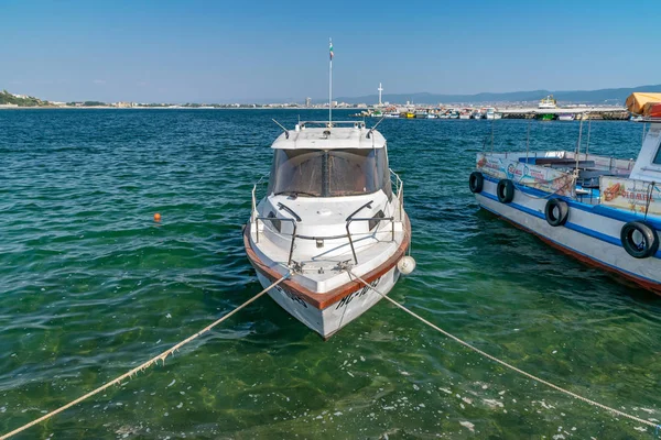 Nessebar, Bulgaria - 7 Sep 2018: Barcos de pesca en el puerto Por —  Fotos de Stock