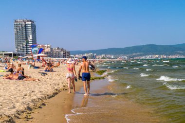 Sunny Beach, Bulgaristan-2 Eyl 2018: Bulgaristan 'ın su sporları, kum tepeleri ve gece hayatı ile bilinen Karadeniz sahilinde güneşli bir günde Sunny Beach beldesinde denizde Insanlar