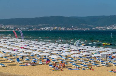 Sunny Beach, Bulgaristan-2 Eyl 2018: Bulgaristan 'ın Karadeniz sahilinde, su sporları, kum tepeleri ve gece hayatı ile bilinen Sunny Beach Resort