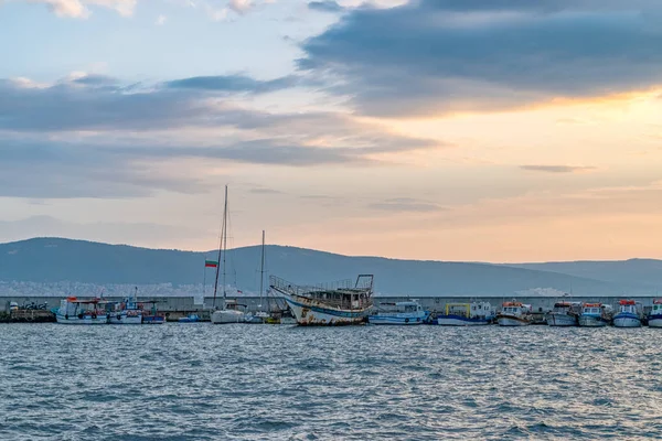 Nessebar, Bulgaria - 6 Sep 2018: Barcos en el puerto de Nessebar, en —  Fotos de Stock