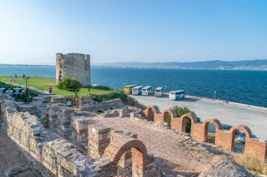 Nessebar, Bulgaristan-2 Eylül 2018: Bulgaristan 'ın Karadeniz kıyısındaki Nessebar 'da yer alan Tanrı Eleusa Kilisesi 'nin kutsal annesi Bazilikası. Nesebar veya Nesebr UNESCO Dünya Mirası alanı
