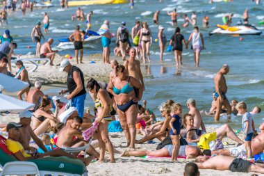 Sunny Beach, Bulgaristan-2 Eyl 2018: Bulgaristan 'ın su sporları, kum tepeleri ve gece hayatı ile bilinen Karadeniz sahilinde güneşli bir günde Sunny Beach beldesinde denizde Insanlar
