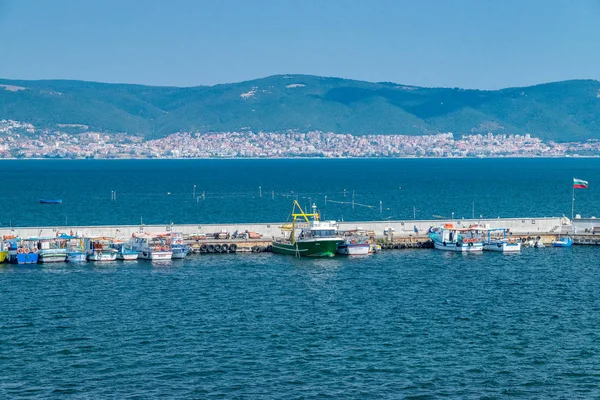 Nessebar, Bulgaria - 7 Sep 2018: Barcos de pesca en el puerto Por —  Fotos de Stock
