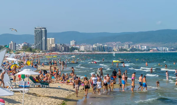 Sunny Beach, Bulgaristan-2 Eyl 2018: Bulgaristan 'ın su sporları, kum tepeleri ve gece hayatı ile bilinen Karadeniz sahilinde güneşli bir günde Sunny Beach beldesinde denizde Insanlar
