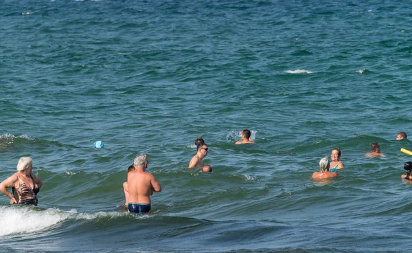 SUNNY BEACH, BULGÁRIA - 2 SEP 2018: Pessoas no mar no Sunny Beach Resort em um dia ensolarado na costa búlgara do Mar Negro, conhecida por seus esportes aquáticos, dunas de areia e vida noturna — Fotografia de Stock