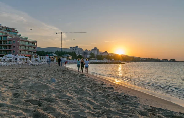 SUNNY BEACH, BULGARIA - 2 SEP 2018: La gente que admira el amanecer en Sunny Beach Resort en un día soleado en la costa del Mar Negro de Bulgaria, conocida por sus deportes acuáticos, dunas de arena y vida nocturna — Foto de Stock