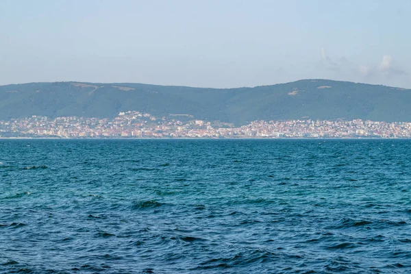 Vista al soleado complejo de playa de la antigua ciudad de Nessebar, compró uno de los principales centros turísticos de aguas costeras en la costa búlgara del Mar Negro —  Fotos de Stock
