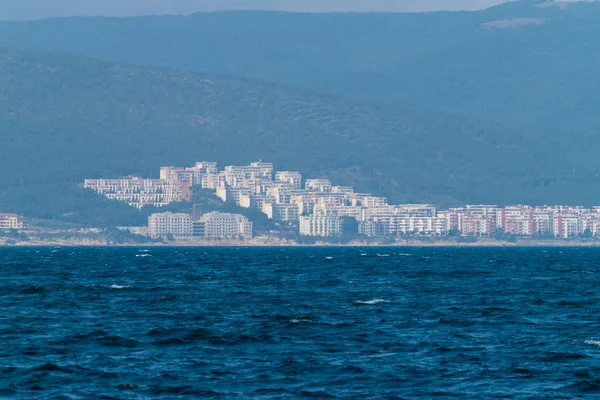 Vista alla località balneare soleggiata da Nessebar antica città, ha acquistato una delle principali località balneari sulla costa bulgara del Mar Nero — Foto Stock