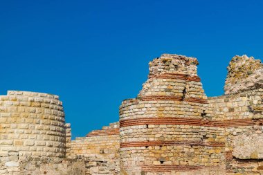 Bulgaristan 'ın Karadeniz kıyısındaki önemli sahil beldelerinden biri olan Nessebar antik kentinin girişinde eski kalıntılar. Nesebar, Nesebr UNESCO Dünya Mirası alanı. Nessebar bölgesindeki kalıntılar
