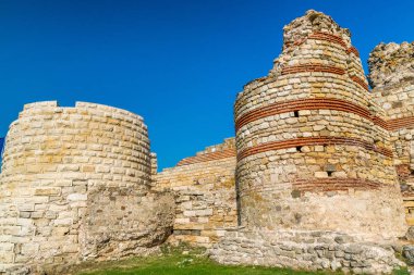 Bulgaristan 'ın Karadeniz kıyısındaki önemli sahil beldelerinden biri olan Nessebar antik kentinin girişinde eski kalıntılar. Nesebar, Nesebr UNESCO Dünya Mirası alanı. Nessebar bölgesindeki kalıntılar