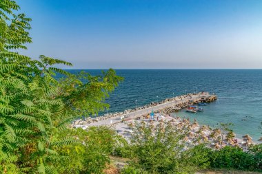 Bulgaristan 'ın Karadeniz kıyısındaki önemli sahil beldelerinden biri olan Nessebar antik kentinde bir plaj ve bir iskele. Nesebar, Nesebr UNESCO Dünya Mirası alanı. Güneşli bir gün Nessebar bir plaj