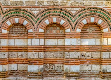 Nessebar antik kentinde Saint Paraskevi Kilisesi. Nesebar, Nesebr UNESCO Dünya Mirası alanı. Bulgaristan 'ın Nessebar şehrinde eski bir Bizans Mimarisi Kilisesi. Kemerleri ve dekorasyon detayları