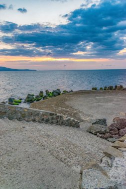 Nessebar antik kentinde dramatik bulutlar ile denizde güzel gündoğumu. Nesebar, Nesebr UNESCO Dünya Mirası alanı. Nessebar, Bulgaristan 'da gündoğumu