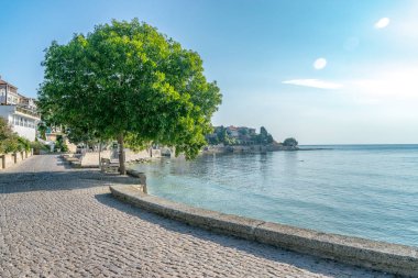 Bulgar Karadeniz kıyısındaki Nessebar antik kenti. Nesebar veya Nesebr bir UNESCO Dünya Mirası alanı. Mavi gökyüzü ile güneşli bir günde Nessebar, Bulgaristan