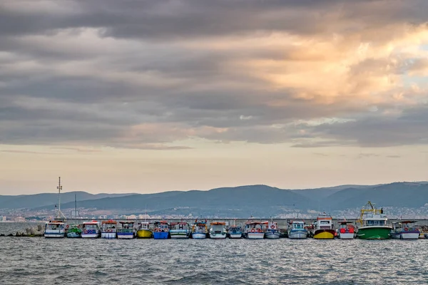 불가리아 흑해 연안에 네 세 바르 고 대 도시에서 일출의 항구 항구에 정박 된 어 선. 네 세부 르 또는 Nesebr은 유네스코 세계 문화 유산으로 지정 된 장소입니다. 네 세 바르 인 선라이즈 보트 호텔 — 스톡 사진