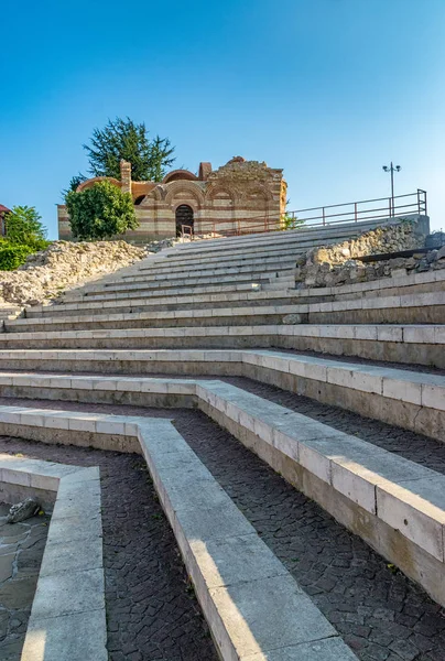 De kerk van St John Aliturgetos en het oude theater in Nessebar oude stad aan de Bulgaarse Zwarte Zee kust. Nesebar of Nesebr is een UNESCO World Heritage site. Een kerk in Nessebar — Stockfoto