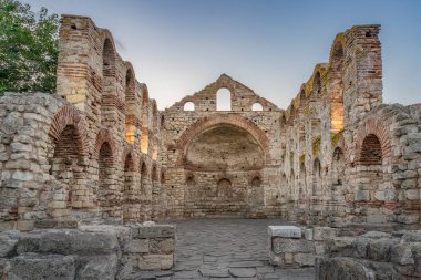 Nessebar antik kentinde güneşin doğuşunda aziz Sofia Kilisesi veya eski Bishopric. Nesebar, Nesebr UNESCO Dünya Mirası alanı. Bulgaristan 'ın Nessebar şehrinde eski bir kilisenin Bizans Mimarisi Harabeleri